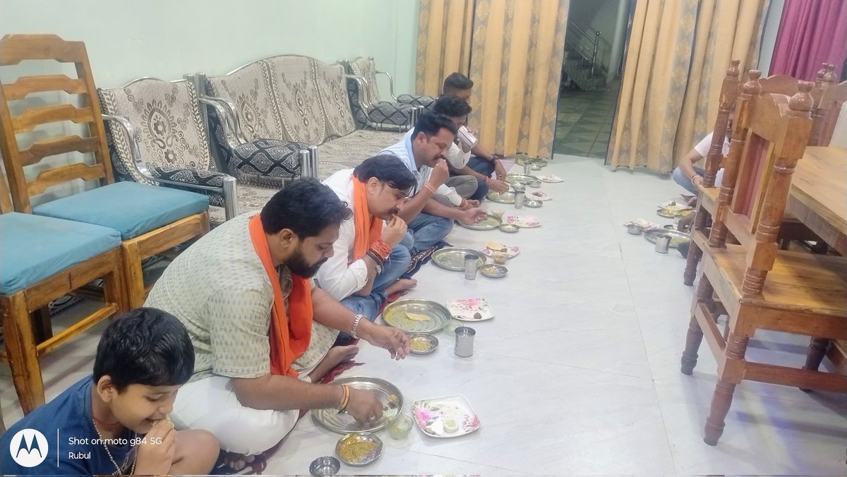 irasisacharya's tweet photo. ଗତକାଲି ବିଳମ୍ବିତ ରାତ୍ରିରେ ନୂଆପଡ଼ା ନିର୍ବାଚନ ମଣ୍ଡଳୀ ଅନ୍ତର୍ଗତ ଯଂଳି ଗ୍ରାମର କାର୍ଯ୍ୟକର୍ତ୍ତା ବନ୍ଧୁ ଓ ଯୁବନେତା ଅଭିନନ୍ଦନ ପଣ୍ଡାଙ୍କ ସହ ନୂଆପଡ଼ାର ବିଜୟ ପାଇଁ ଆଲୋଚନା କରିବା ସହ କାର୍ଯ୍ୟକର୍ତ୍ତାଙ୍କ ଘରେ ରାତ୍ରି ଭୋଜନ କଲୁ ll
#nuapadabyelection
#avinandanpanda https://t.co/n7CtP0EnmK