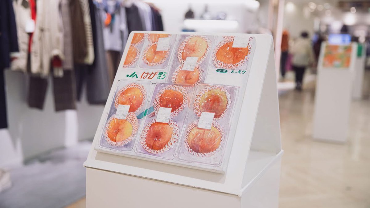 artspace_akaiie's tweet photo. 「部屋の中の象」Cafe Monギャラリー展示は橋村至星。（11/1ー11/30）NYU大学院修了。帰国後現在横浜で活動中。日常誰もが行くスーパー等の店舗と行き交う人々のイメージの背後に政治、経済、災害等私達の生活に存在する問題を滲ませる絵画を制作。①photo by Liu Shujia ②photo by Tasuhiko Nakagawa https://t.co/fq7ErOLui4