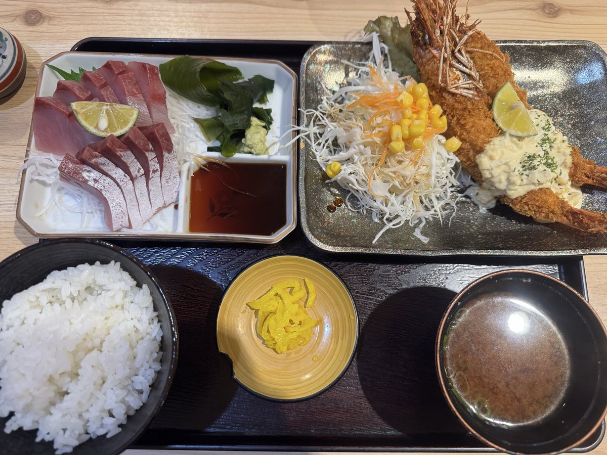 __mofuko__'s tweet photo. 義っ父に連れてかれて正直あんまり
期待はしてなかったんやけど（義っ父の舌）
めちゃくちゃ美味しかった〜🫶🏻
これで1500円はコスパじゃないですか！
これはハマチで寒ブリもちょっと貰ったけど
どっちもまじで美味しかった🐟🐟
遠いけどここはまた行きたい！

#ドライブインシラカバ
#香川
#琴平 https://t.co/qOOU27yGGT