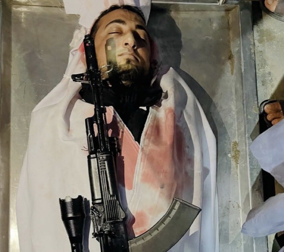 islamasalya88's tweet image. Şehit Muhammed Zeki Hamd şöyle anlatıyor:
Tünellerde gece gündüz yaşıyorduk; güneşi ve dış dünyayı ancak çok az görebiliyorduk. Daha önce de söylediğim gibi, tüneller otel değildir, hatta ev bile değildir adeta mezar gibidir. Fakat din, görev ve Allah’ın rızası uğruna her şey…