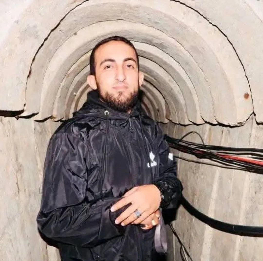 islamasalya88's tweet image. Şehit Muhammed Zeki Hamd şöyle anlatıyor:
Tünellerde gece gündüz yaşıyorduk; güneşi ve dış dünyayı ancak çok az görebiliyorduk. Daha önce de söylediğim gibi, tüneller otel değildir, hatta ev bile değildir adeta mezar gibidir. Fakat din, görev ve Allah’ın rızası uğruna her şey…