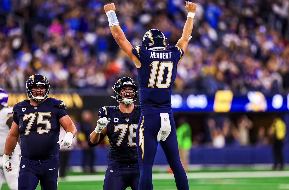 StevenIHaglund's tweet image. Just two dudes who love football #BoltUp