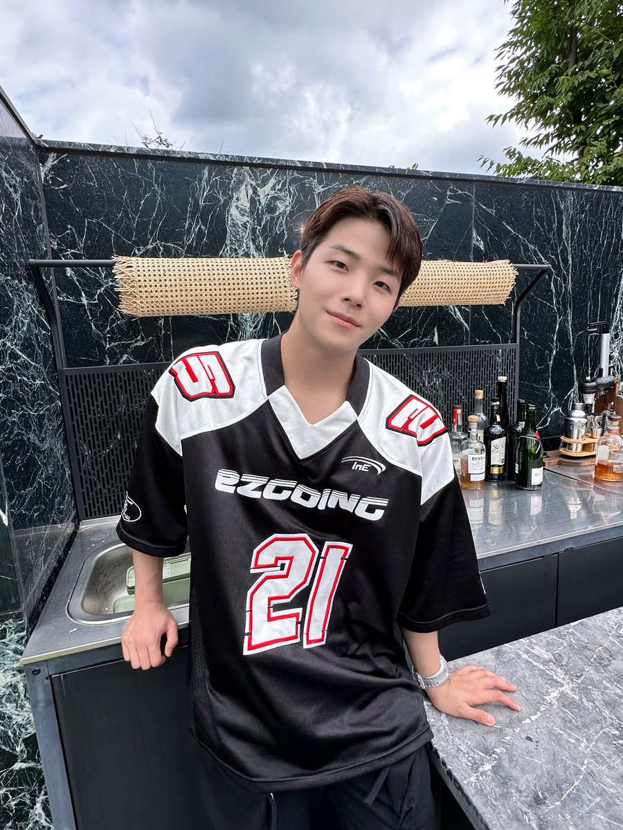 [📸]

우주야 수고많았다☺️ 로맨틱아일랜드 흥해라!

#GHOST9 #고스트나인
#SONJUNHYUNG #손준형
#로맨틱아일랜드