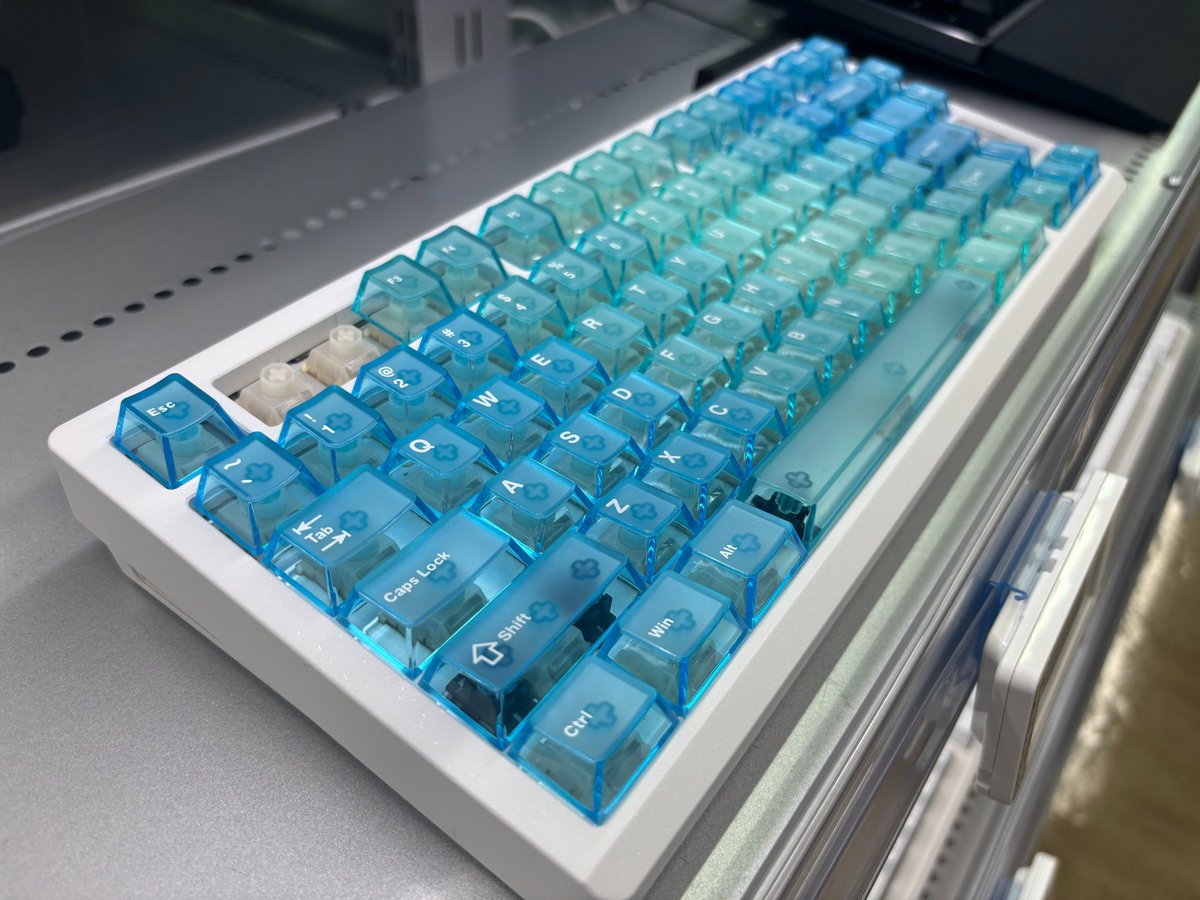 sofmap_pc_digi's tweet image. ✨新製品入荷情報✨

#Chilkey
✅Slice75 HE WS Flux Switch White/Pink　34,630円(税込)

性能も見た目も重視したい方におすすめ‼️
綺麗なグラデーションが目を惹くラピトリキーボード入荷しました🤩

☄️AKIBAパソコン・デジタル館6Fにて展示・販売中☄️

#ソフマップ　#ゲーミングデバイス