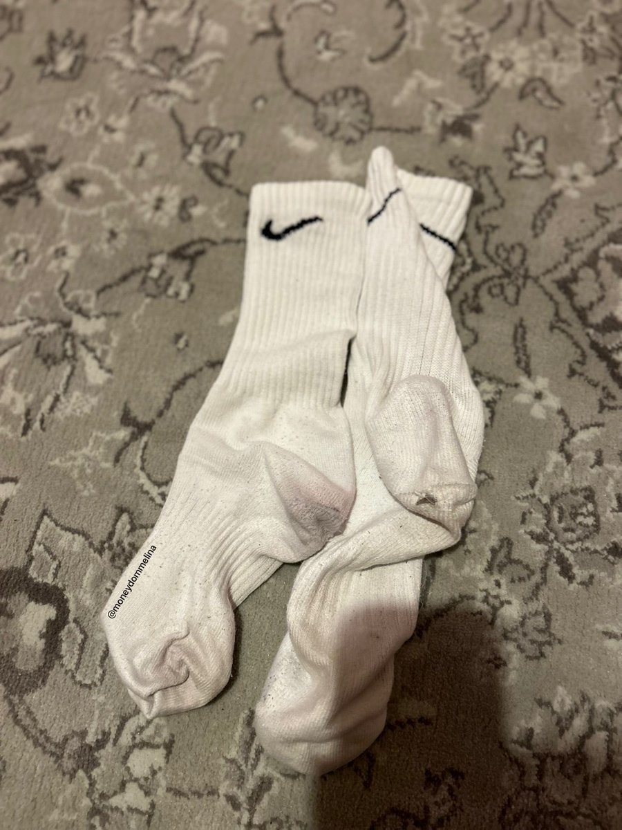 Für mich geht’s diese WE an die Nordsee. Ich könnte noch ein wenig Taschengeld gebrauchen, also mach dich nützlich Loser. Als Dank darfst du auch diese Socken erwerben. Gehen raus ans Höchstgebot 😈🤭

Findom femdom