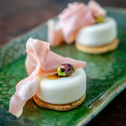 La dolce vita… but make it savory! This elegant panna cotta salata brings together the creamy richness of cheeses and the delicate flavor of pork in the form of silky Mortadella Bologna PGI from Italy. 🍖✨ bit.ly/4o8mQo5 #RecipeOfTheDay