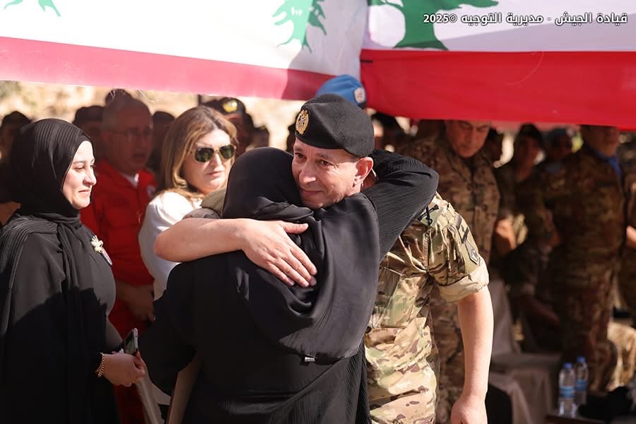 القائد الإنساني بين أمهات الشهداء في جنوب لبنان ، جنوب العزة .