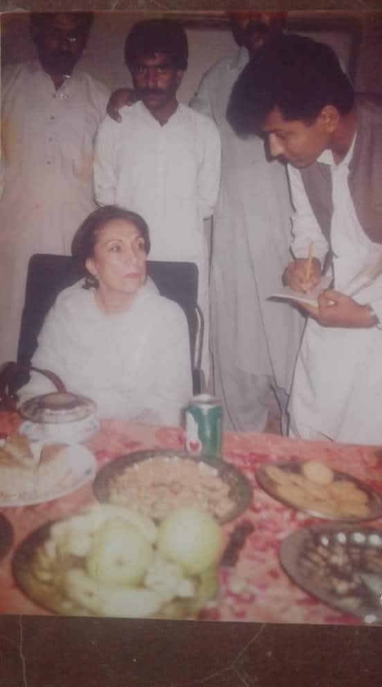 1992جب مائیک کانہیں قلم کازمانہ تھامرحومہ بیگم نصرت بھٹوصاحبہ سےمیں حمیدسومرو بات چیت کرتے ہوئے۔۔۔اس وقت میں کاوش کارپورٹرتھا۔۔
#begumnusratbhutto 
#PPPFam #PPP #PPPP #pppstandswithfarmers 
#bilawalbhuttozardari
<a href="/BBhuttoZardari/">Bilawal Bhutto Zardari</a> 
<a href="/AsifAliZardariF/">President Asif Ali Zardari</a>