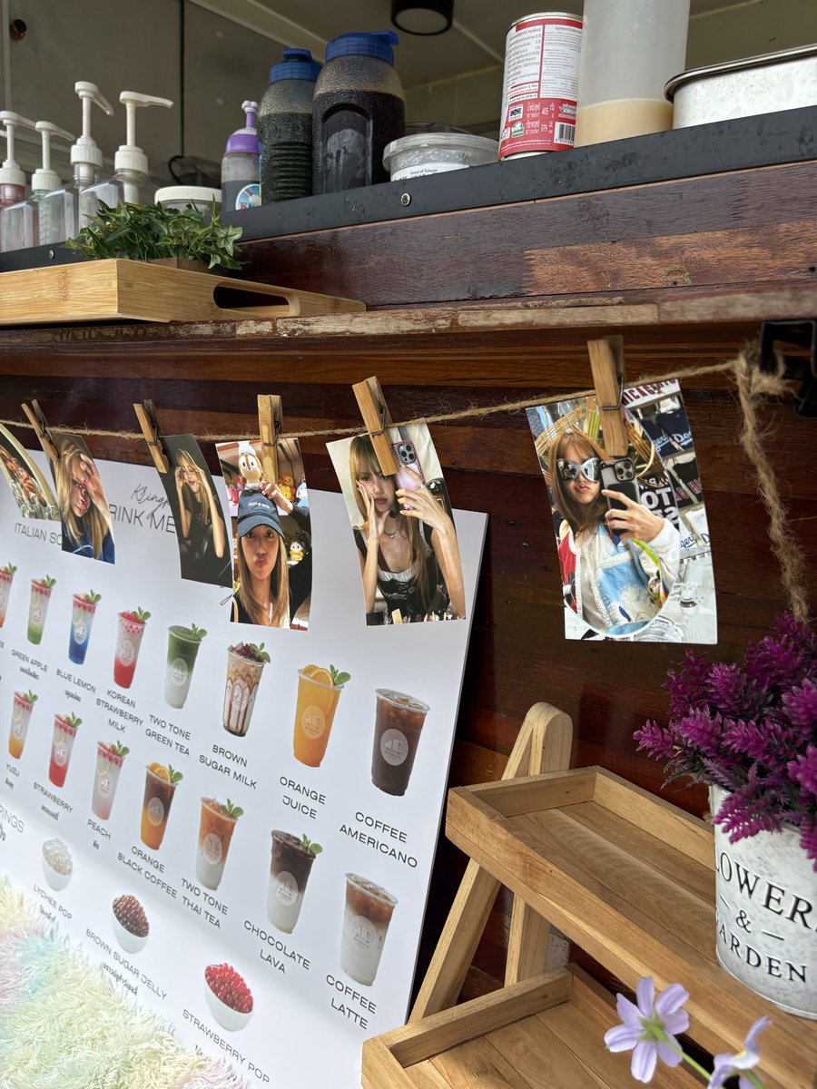 บู้ทเครื่องดื่มคลายร้อนมาตั้งแล้วค๊าบบบ 

#DEADLINE_IN_BANGKOK #LISA 
<a href="/wearelloud/">LLOUD</a>