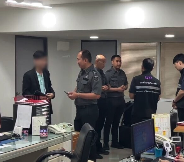 ด่วน! ดีเอสไอ บุกตึก ซิโน-ไทย สอบปากคำ 2 ผู้ถือหุ้นชาวไทย บริษัท ปริ้นซ์อินเตอร์ฯ โยง เฉินจื้อ หรือไม่

เมื่อวันที่ 24 ต.ค.68 ผู้สื่อข่าวรายงานว่า กรณีบริษัท ปริ้นซ์ อินเตอร์เนชั่นแนล จำกัด ถูกตั้งข้อสังเกตว่า อาจเชื่อมโยงกับเครือข่ายบริษัท ปรินซ์ โฮลดิ้ง กรุ๊ป (Prince Holding