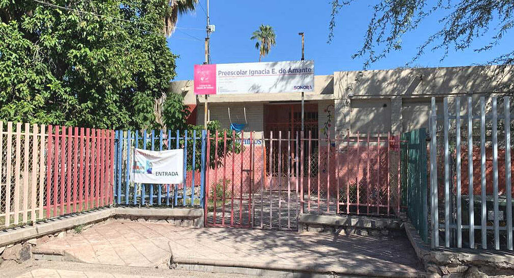 ArturoVill7's tweet photo. 🚨 Una niña de 5 años murió tras ser picada por un alacrán en su escuela en Hermosillo, Sonora.

Fue llevada al Área de Choque del Hospital de Ginecopediatría del IMSS… pero ¡no había suero antialacrán!
El tiempo perdido fue clave para el fatal desenlace: sufrió dos paros cardiorrespiratorios y no pudieron salvarla. 

El IMSS se justificó diciendo que consiguieron el medicamento “a la brevedad” y le administraron 2 viales…
pero ya era demasiado tarde.

Otra víctima más del “sistema de salud Danés” en México 🙄

¿Aquí también será culpa de los refrescos y la comida chatarra? 🤡