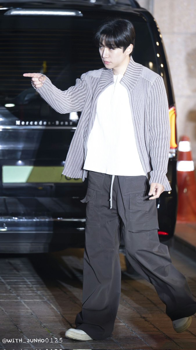 with_junho0125's tweet image. 251022 ํํ์์ฌ ์ข
๋ฐฉ์ฐ ์ถ๊ทผ๊ธธ
๊ท์ฌ์ด ์๊พธ๋ฝ๐
#์ด์คํธ #LEEJUNHO
#๊ฐํํ #ํํ์์ฌ
#TyphoonFamily
#O3collective #O3CLTV
#tvNํ ์ผ๋๋ผ๋ง
#9์10๋ถ
#Netflix #TVING