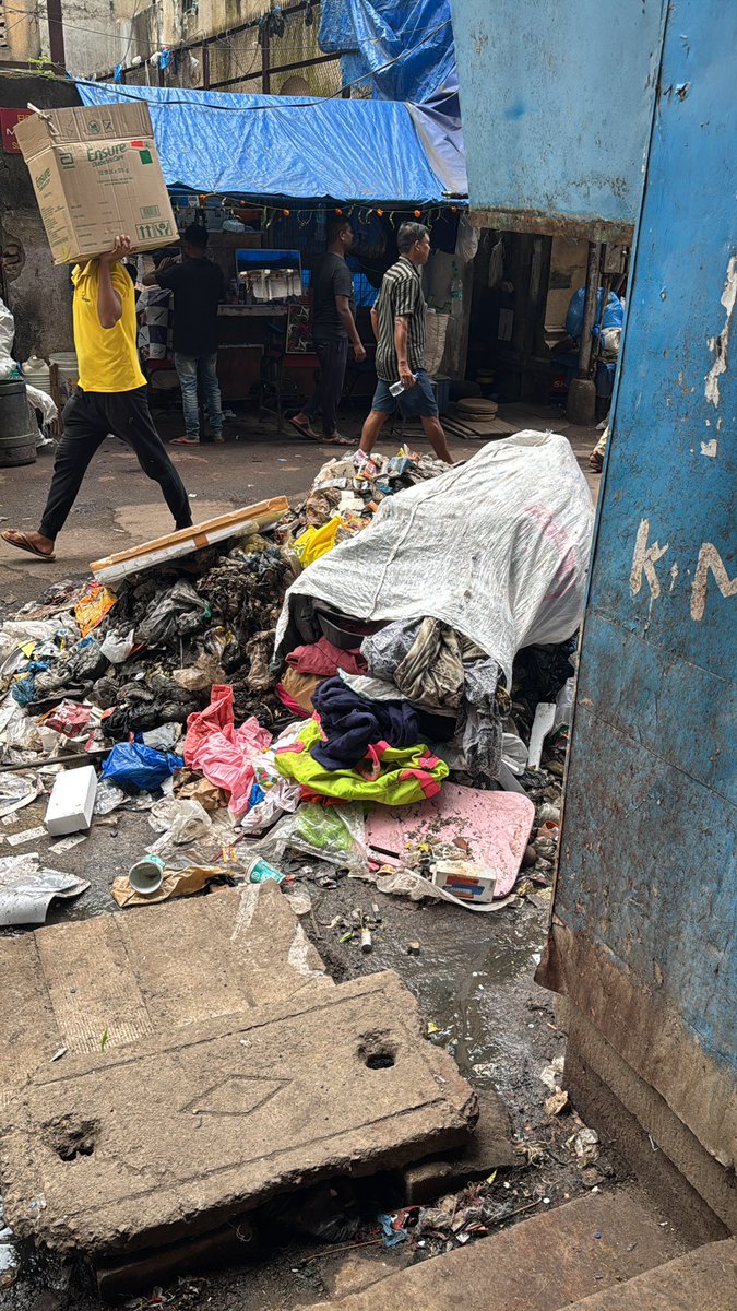 arjun_zaveri's tweet photo. @CMOMaharashtra @mybmc @PMOIndia is this what we have for swacch Bharat ?? Day 5 and the garbage has not even moved a bit .

BMC B ward has been informed since Thursday . The garbage has blocked the building entrance . https://t.co/cwFdhAh1Oj