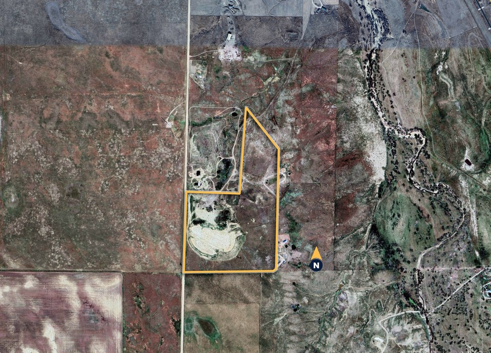 theBrokerList's tweet photo. The Deer Trail Pit #DeerTrail #Colorado #CRE @Unique_RE #Land #OtherLand https://t.co/67wjNUNYuu https://t.co/uGb7XFhctt