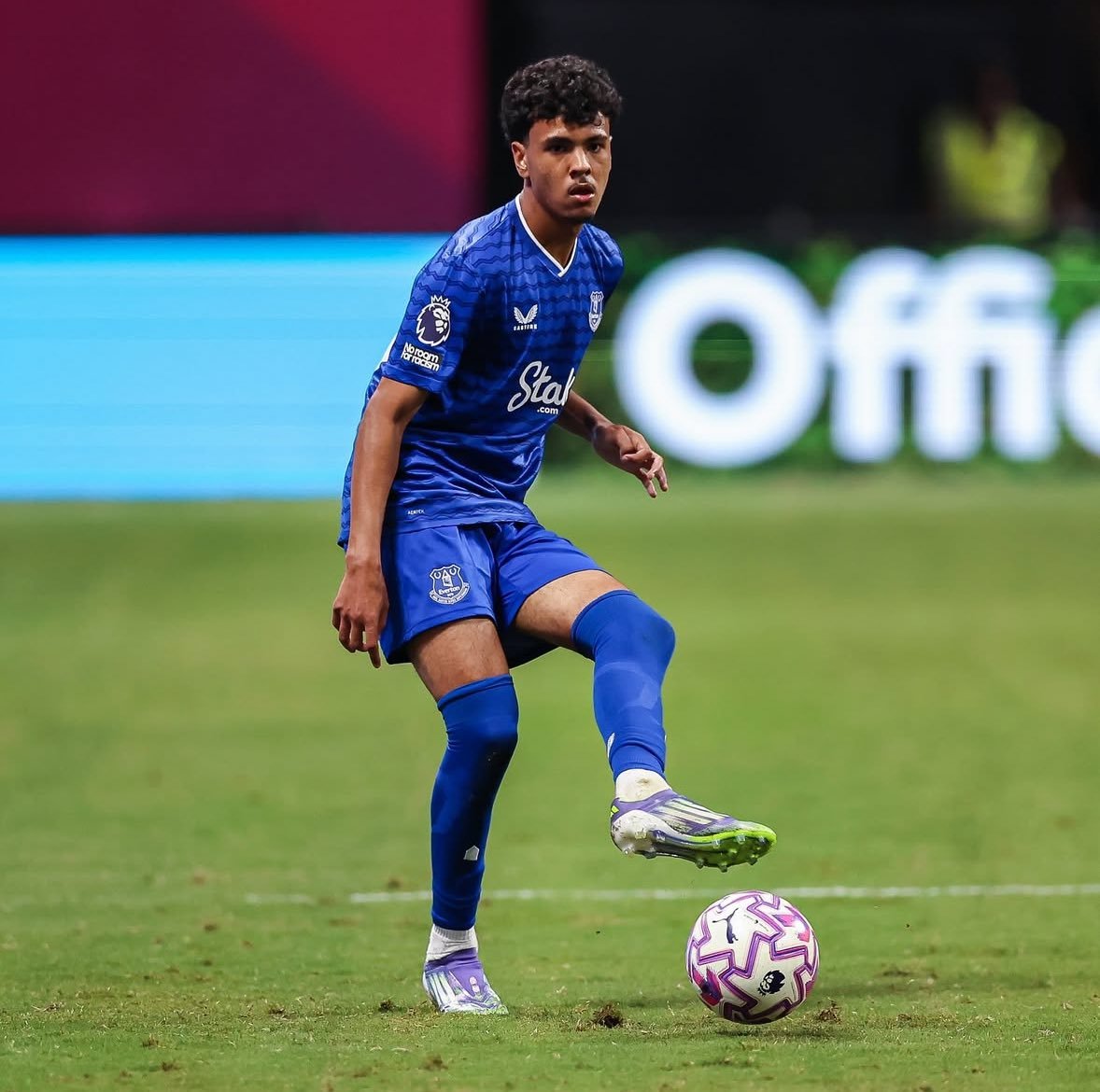 Ekremkonur's tweet photo. 🚨🆕 #Everton
Everton are open to loaning out young left-back Adam Aznou in January to help him gain more playing time.
🔄The club believes regular minutes will accelerate his development and is willing to consider offers from teams that can provide a suitable environment for growth.