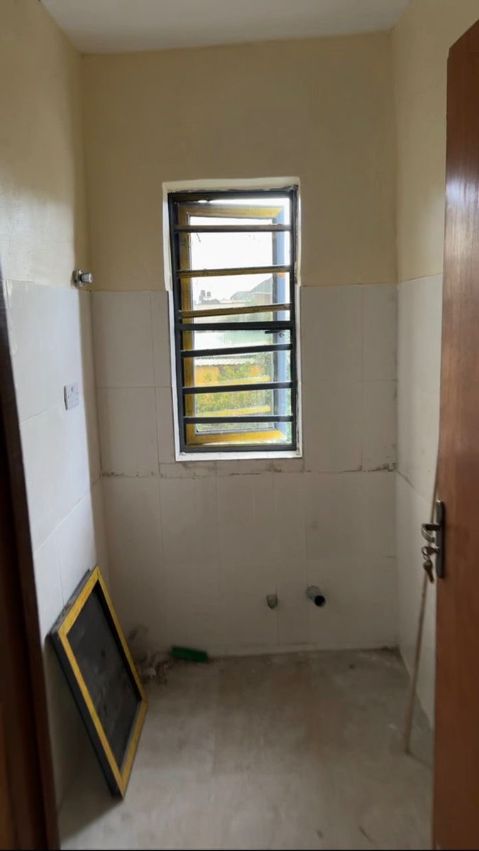 OTUNBA_TIZ's tweet image. CLIENT:- Tunde, my kitchen is so small and I don’t like it, please can you make something work?
ME:- say less, I got you.
Before After