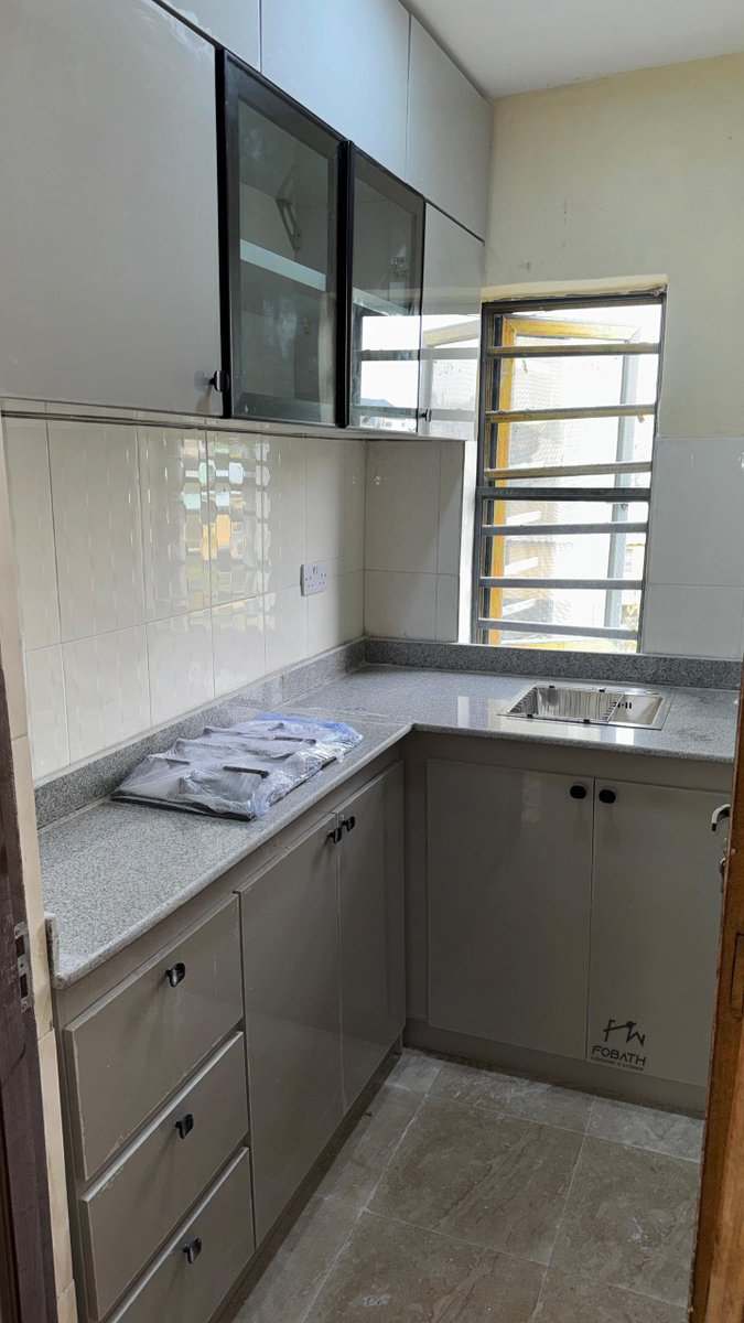OTUNBA_TIZ's tweet image. CLIENT:- Tunde, my kitchen is so small and I don’t like it, please can you make something work?
ME:- say less, I got you.
Before After