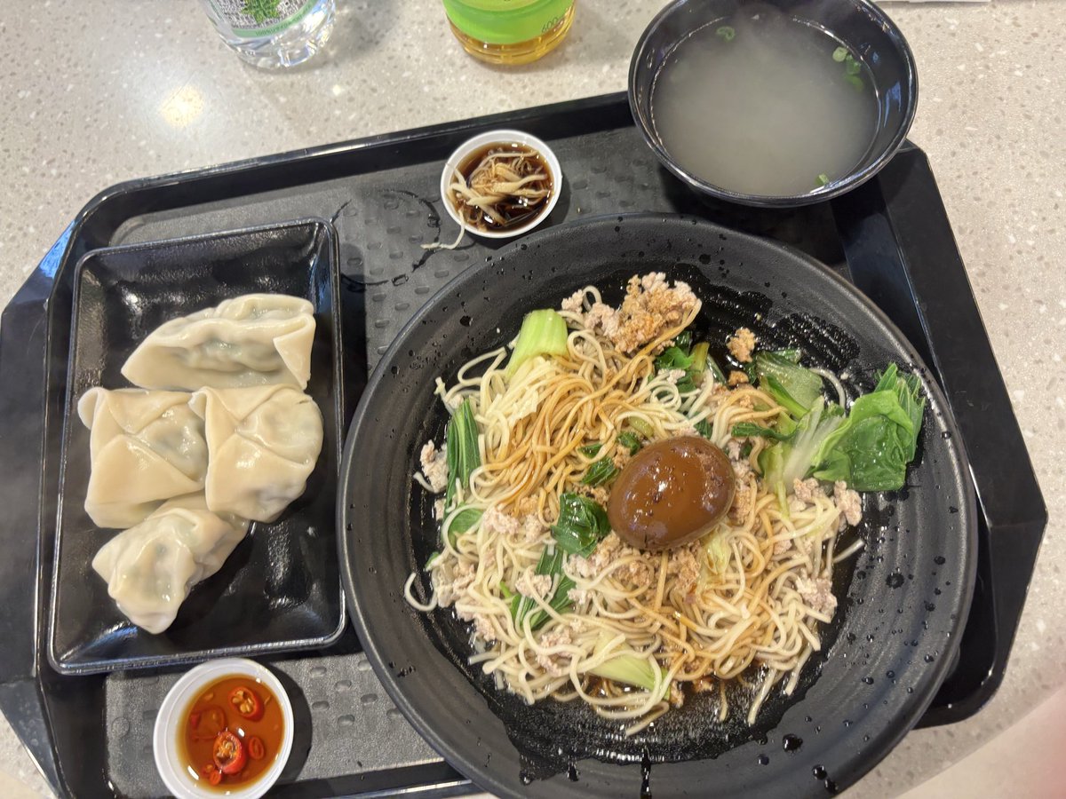 かえで@初星大運動会Day1 (@kaede_gakumasu) on Twitter photo シンガポールのフードコートでQQラーメン?みたいなもん食べた
結構美味かった餃子とか卵とか
あと麺もちもち
左下の唐辛子は辛すぎた シンガポールのフードコートでQQラーメン?みたいなもん食べた
結構美味かった餃子とか卵とか
あと麺もちもち
左下の唐辛子は辛すぎた