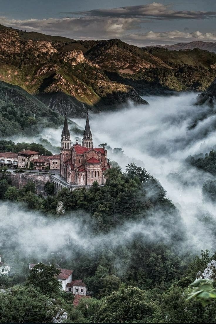 QuieroViajarGo's tweet image. Déjate envolver por la magia de Covadonga, en el corazón de los Picos de Europa 🌄✨. Descubre su basílica entre la niebla y vive un viaje de puro encanto.  
¿Te animas? Solicita info por DM. #Asturias #ViajesConEncanto

 ✈️🚢🚂 #QuieroViajar #QuieroEstarAhi