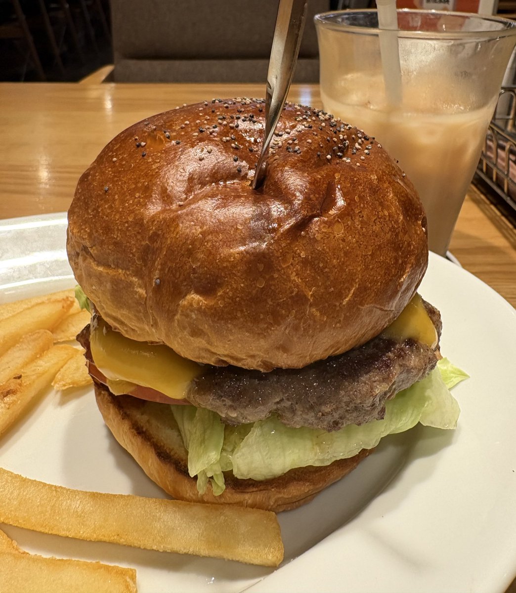 Moaihkd's tweet image. 和牛だそうですけどノーマルモスバーガーのお味の方が好みなので私の舌はいたって平民です