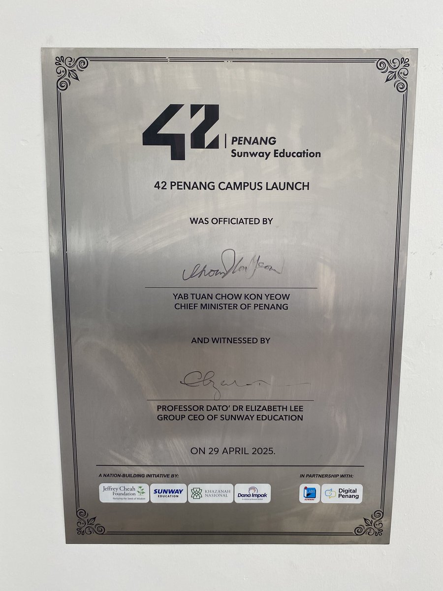 JapanConsulate's tweet image. Oct 24th in #Penang. I visited #DigitalPenang and learnt about its activities from Mr Ts. Ng KWang Ming, CEO, and his team. A few days ago, I tried to go green w/ #PGC, now I try to go digital w/ DG! Very happy to further learn about Penang’s efforts on DX and make them known.