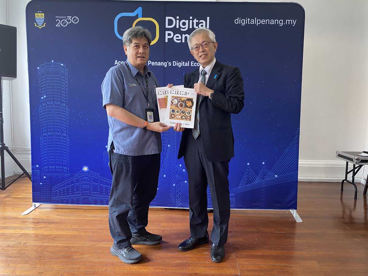 JapanConsulate's tweet image. Oct 24th in #Penang. I visited #DigitalPenang and learnt about its activities from Mr Ts. Ng KWang Ming, CEO, and his team. A few days ago, I tried to go green w/ #PGC, now I try to go digital w/ DG! Very happy to further learn about Penang’s efforts on DX and make them known.