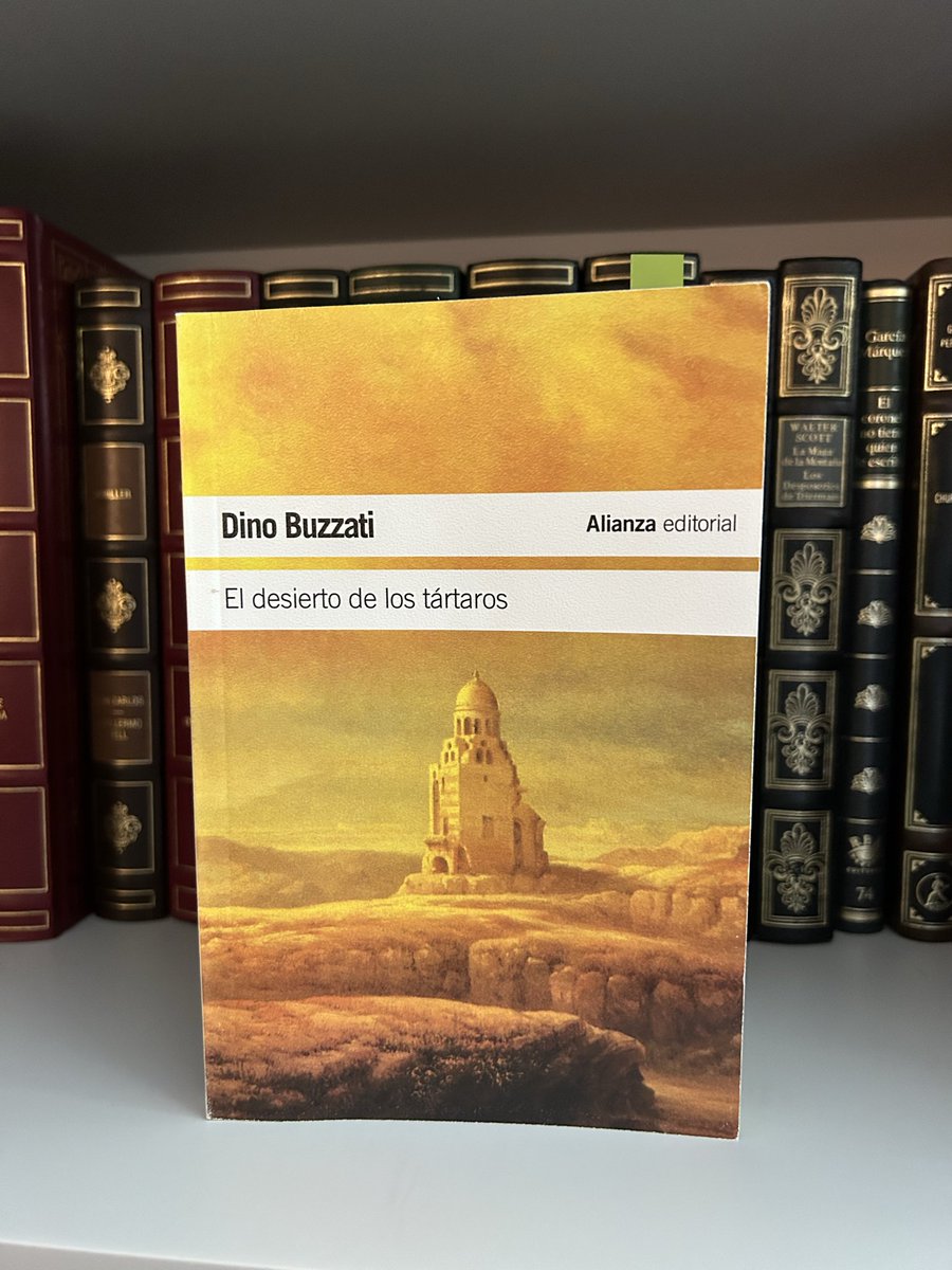 “Fechas que antaño parecían inverosímiles, de tan remotas, asomaban ahora inesperadamente por el cercano horizonte, recordando los duros plazos de la vida”.
El desierto de los tártaros, una gran novela sobre la espera, las ilusiones postergadas y el paso del tiempo.
