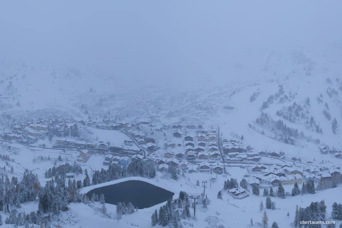 manu_oberhuber's tweet photo. Winterliches Erwachen heute in Obertauern, hier liegen gut 20cm Neuschnee. ☃️
Zum Teil hat es auch weit heruntergeschneit, zum Beispiel in Bad Mitterndorf auf 800m. https://t.co/Gvj3AbkPoZ