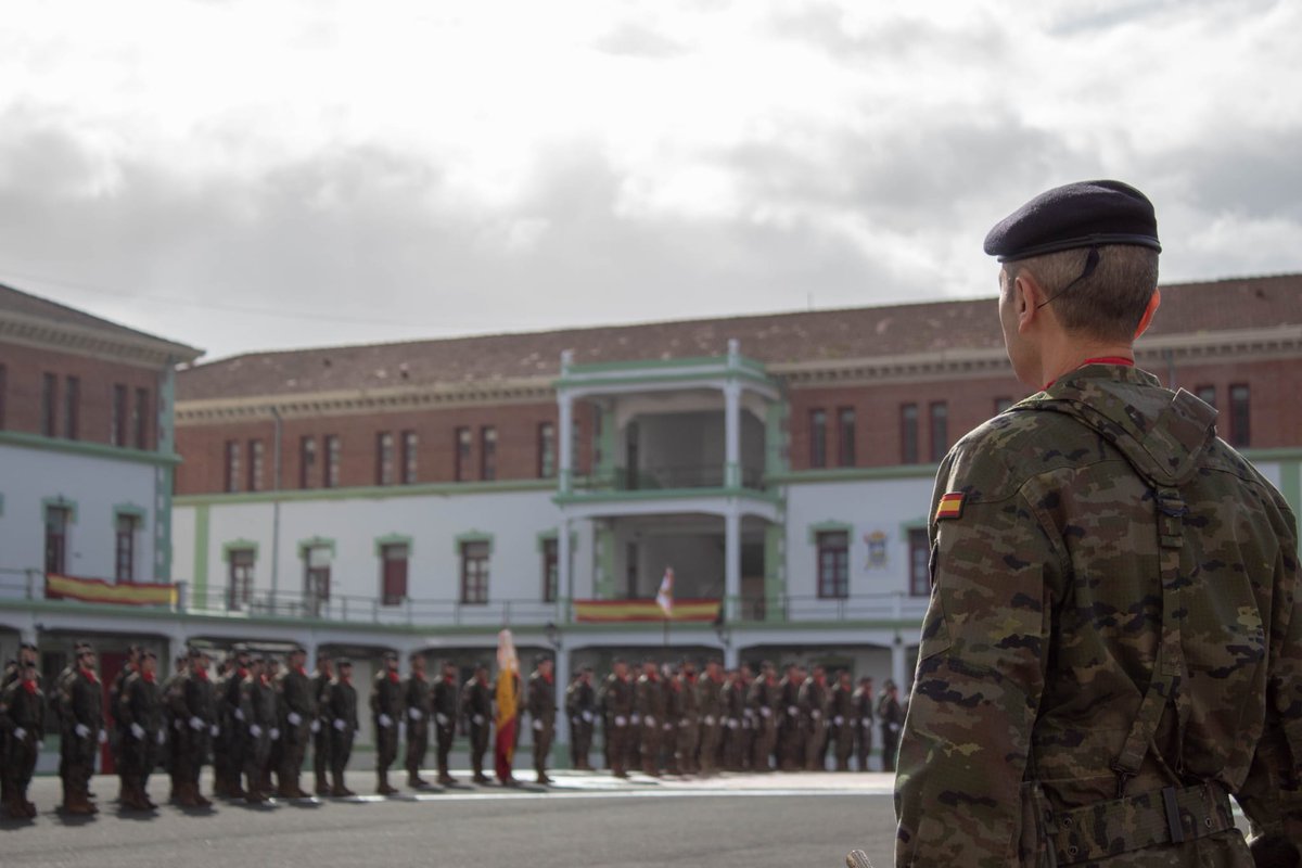 0425Dbarres's tweet photo. El Regimiento “Tercio Viejo de Sicilia” Nº67 celebró su CDXC aniversario #SanSebastián con un Acto Militar en el que se rindió  homenaje a los caídos y entrega de condecoraciones.
¡490 años de valor, firmeza y constancia!
#SomosTuEjército #OrgulloMilitar #TercioViejoDeSicilia67 https://t.co/Xmm1y2LM1b