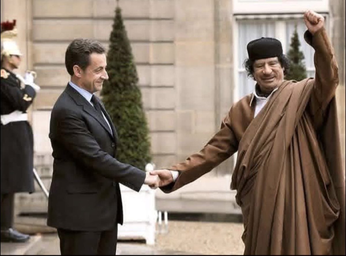 "دخل السجن اليوم !

الرئيس الفرنسي الأسبق ساركوزي حكم عليه بخمس سنوات ودخل السجن اليوم بتهمة تلقيه تمويل من القذافي في حملته الانتخابية عام 2007 

إليك أبرز تفاصيل سجنه:
-سيرقد في زنزانة انفرادية مساحتها 11 متر
-سيسمح له بساعة واحدة في اليوم يخرج منها للتشميس في ساحة خارجية وجميع