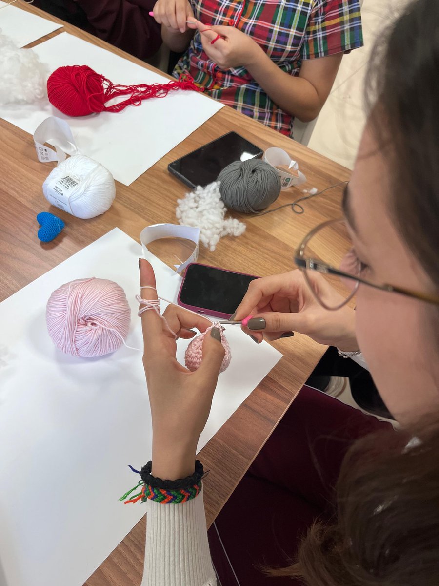 Amigurumi anahtarlık atölyemizde, öğrencilerimiz hem yeni bir beceri kazandı hem de el emeğiyle kendi anahtarlıklarını yaptı✨

📍Uluşehir Yurdu

#GSBYurtları