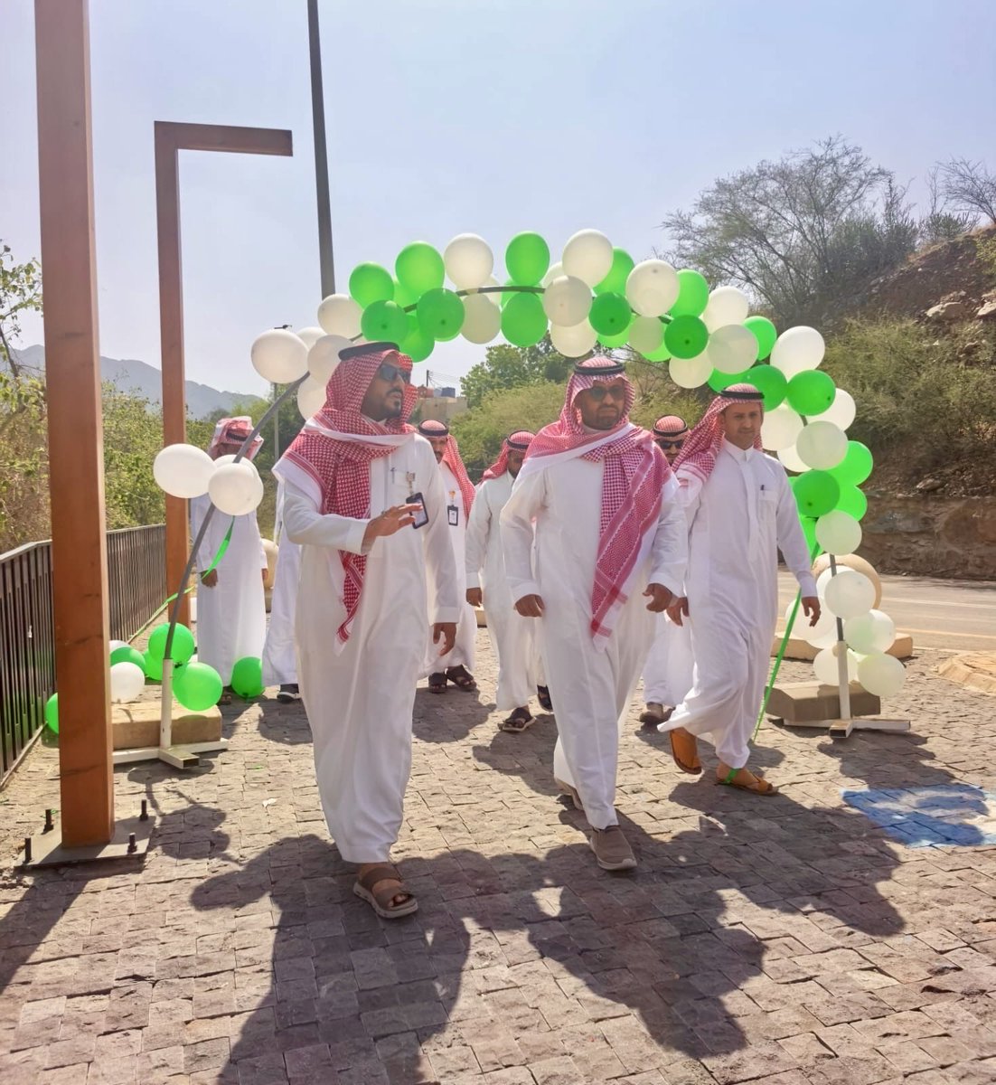 Haroubhealthy's tweet photo. #مدينة_هروب_الصحية 

سعادة محافظ هروب رئيس اللجنة الرئيسية بالمدينة الصحية يرافقه
 رئيس بلدية المحافظة في جولة ميدانية لمتابعة الأعمال وتحقيق معايير المدينة الصحية بمحافظة هروب . 

في جولة ميدانية شملت عددًا من المواقع بالمحافظة تابع سعادة محافظ هروب الأستاذ فيصل بن سعود بن طواله يرافقه رئيس بلدية محافظة هروب المهندس عبدالله بن محمد مباركي وأعضاء من اللجنة الرئيسية واللجان الفرعية سير المشروعات والأعمال التطويرية التي تُسهم في تحسين البيئة ورفع جودة الحياة ضمن برنامج مدينة هروب الصحية.

وتركّزت الجولة على تحسين الطرق والمداخل والمرافق العامة ورفع مستوى النظافة والمشهد الحضري وتعزيز البيئة الصحية الآمنة للسكان .

ويأتي هذا الإشراف الميداني تأكيدًا على تحقيق التكامل بين الجهات الحكومية ومتابعة تنفيذ المشاريع بما ينسجم مع معايير المدن الصحية المعتمدة من منظمة الصحة العالمية و يواكب مستهدفات رؤية المملكة 2030 في محور جودة الحياة.
#أمارة_منطقة_جازان 
#أمانة_منطقة_جازان 
#محافظة_هروب 
#صحة_جازان