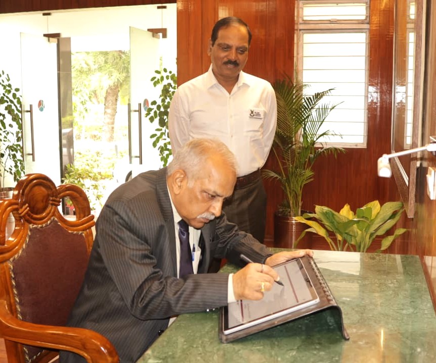 HQ_IDS_India's tweet photo. Lt Gen Vinod G. Khandare (Retd),delivered an insightful talk on “National Security in Emerging Geopolitical Shifts" at #CDM_IDS to participants of #HDMC-21.
He articulated India’s evolving strategic environment in relation to the imperatives of #ComprehensiveNationalPower, institutional integration and citizen responsibility.
Drawing upon real-world situations and contemporary security contexts, the speaker vividly illustrated how resilience, technology convergence and informed citizen participation form the bedrock of India’s #NationalSecurity architecture. The session concluded with a lively and engaging Q&A interaction, reflecting the participants’ depth of interest and strategic curiosity.
#StrategicStudies #DefenceLeadership #SecurityAwareness #Geopolitics
@DefenceMinIndia
@SethSanjayMP
@MIB_India
@SpokespersonMoD