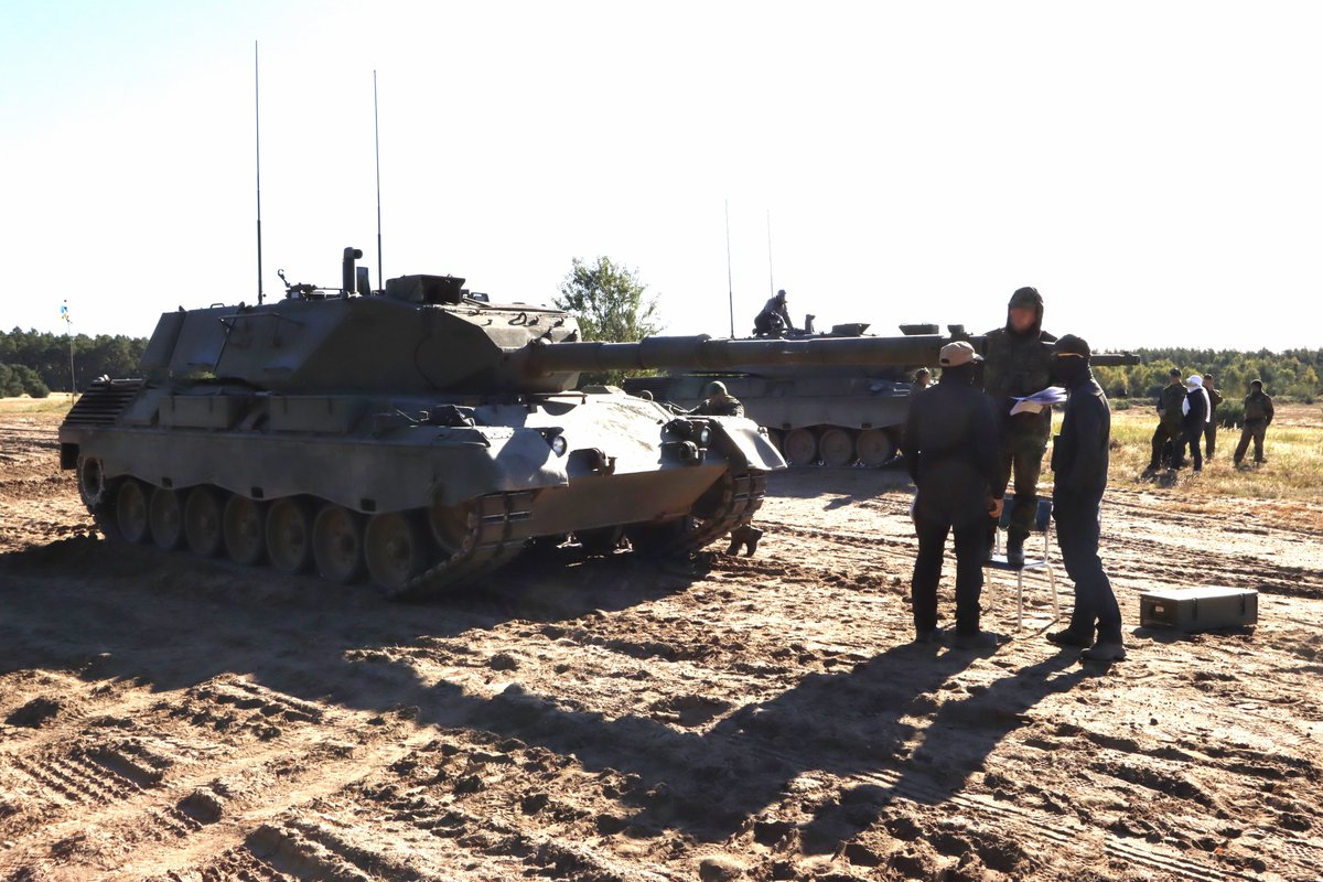 STC_EUMAM_UA's tweet photo. 🇺🇦 Tank crews continue training with @EUMAM_UA instructors and industry experts.
Focus: field adjustment of the 105mm #Leopard1 tank gun.
🇪🇺 stands committed to a free and secure Europe.
#EUMAM_UA #StandWithUkraine https://t.co/YEhfWzJg5O