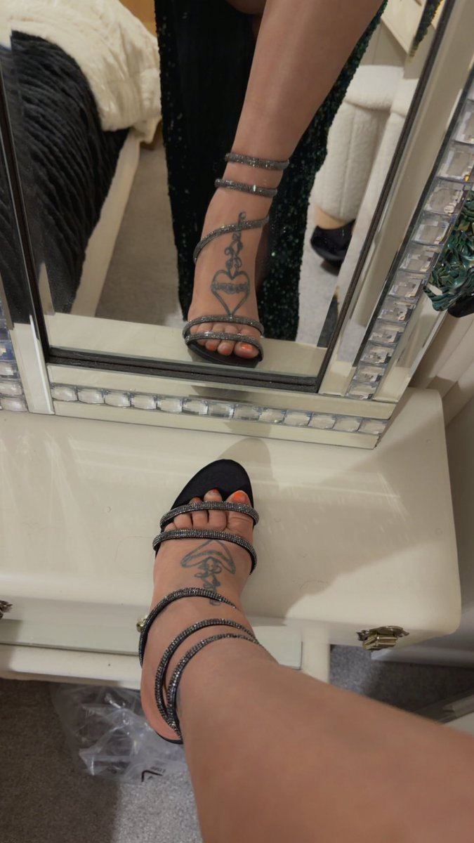 GoddessHed11131's tweet photo. #paypig #feet #toes #heels https://t.co/rkwiFJwJZH
