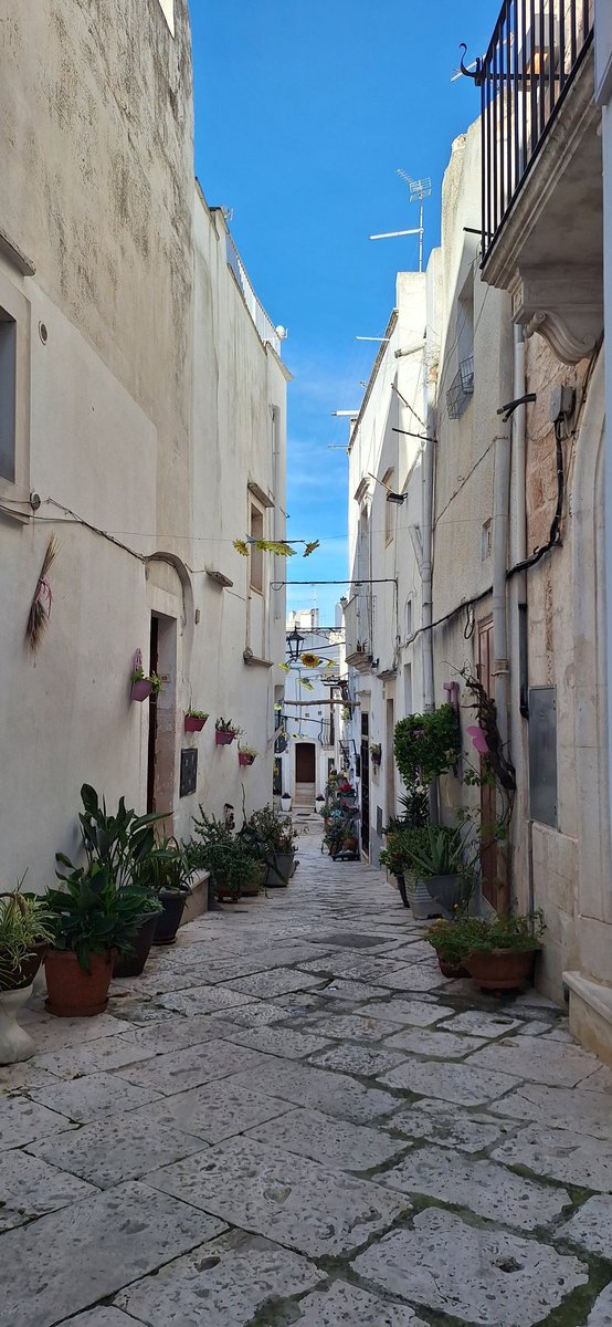 Buongiorno da questo cielo terso e queste pietre bianche ❤️
📷 mia