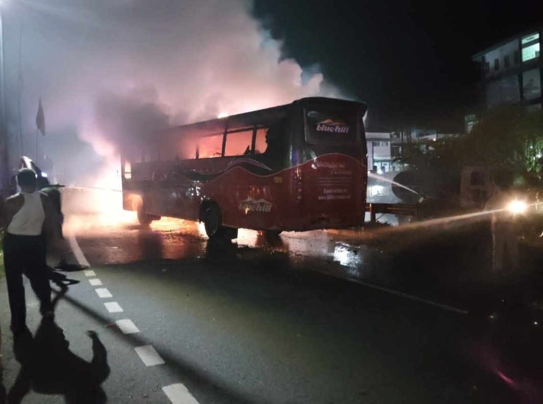 AdvAkashji's tweet image. 32 ज़िंदगियाँ राख हो गईं और सिस्टम फिर भी मौन है।

कागज़ पर नियम हैं, ज़मीन पर लापरवाही —
बसें लग्ज़री कहलाती हैं, लेकिन सुरक्षा ज़ीरो!

अब वक्त है सवाल उठाने का —
अगर गलती “सिस्टम” की है,
तो सज़ा भी “सिस्टम” को ही मिलनी चाहिए।

#KaveriTravels #HyderabadFire #SystemFailure…