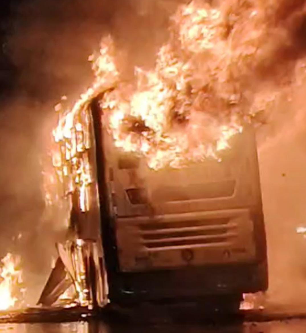 AdvAkashji's tweet image. 32 ज़िंदगियाँ राख हो गईं और सिस्टम फिर भी मौन है।

कागज़ पर नियम हैं, ज़मीन पर लापरवाही —
बसें लग्ज़री कहलाती हैं, लेकिन सुरक्षा ज़ीरो!

अब वक्त है सवाल उठाने का —
अगर गलती “सिस्टम” की है,
तो सज़ा भी “सिस्टम” को ही मिलनी चाहिए।

#KaveriTravels #HyderabadFire #SystemFailure…