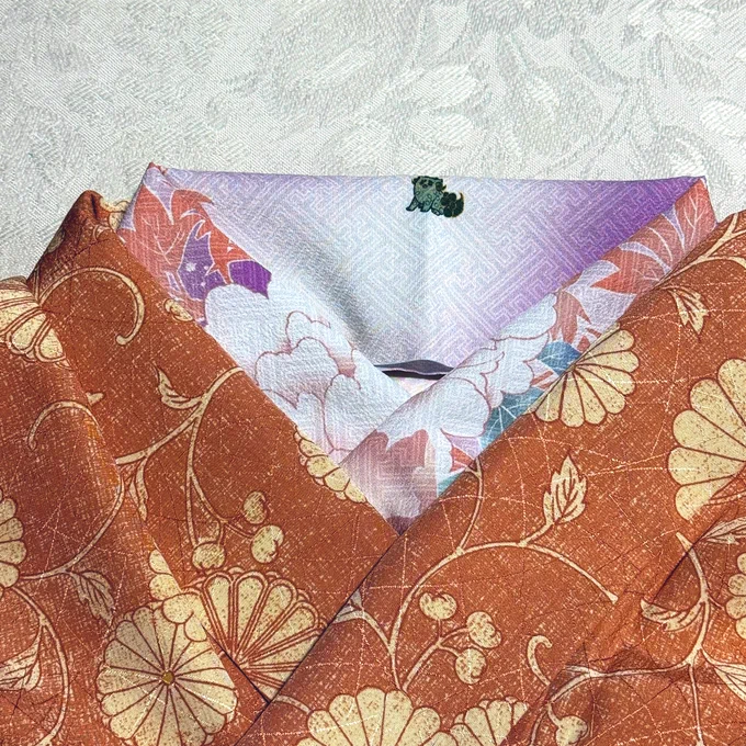 今の季節にぴったりなオレンジ系の菊柄の長着のコーディネート 貝殻のデザインは夏向けに作ったけど寒い時期も冬の海みたいな風情があって良いかなと 同じ長着でも半襟でかなりイメージが変わりますね! #hitoshio #hitoshiobybunraku #文楽足袋