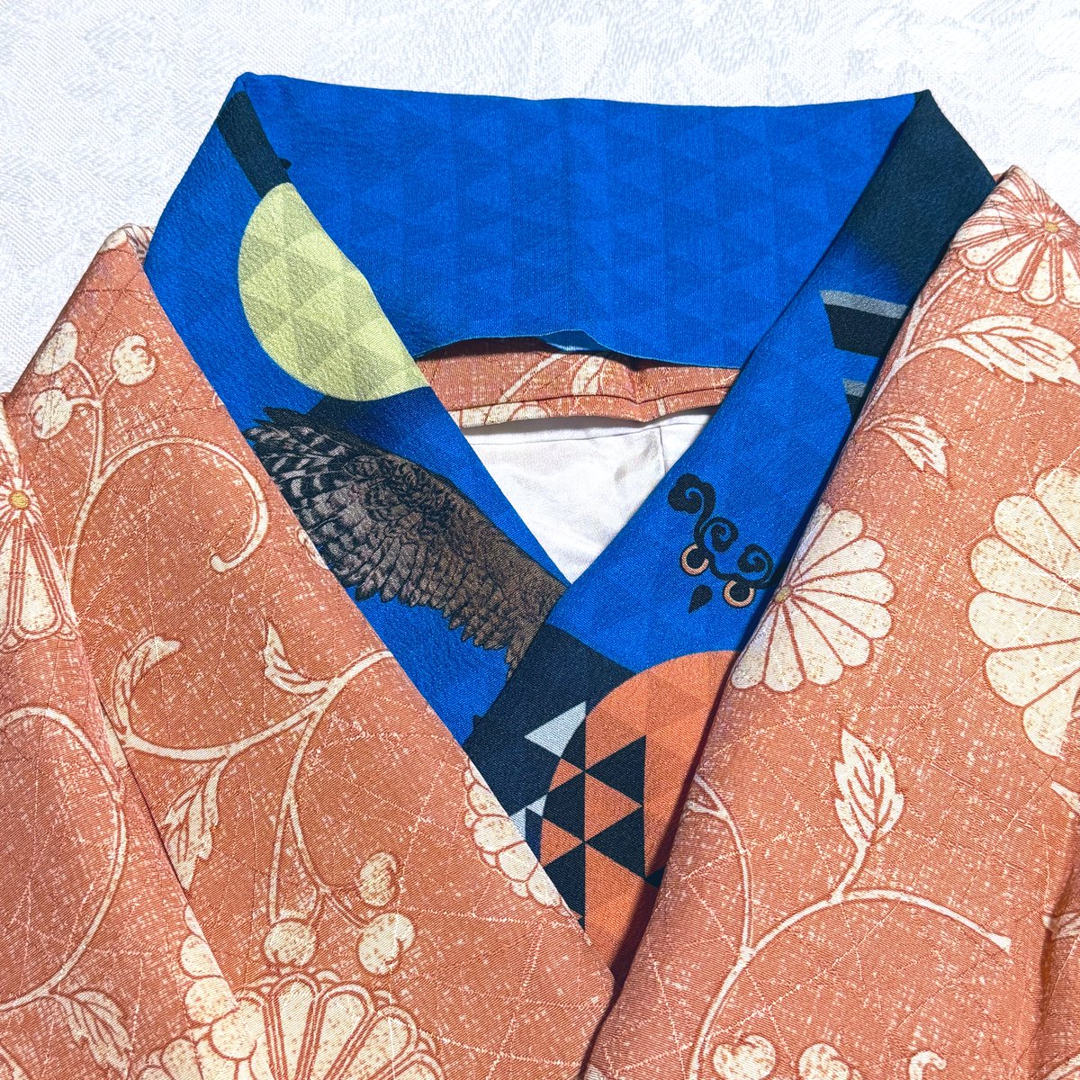 今の季節にぴったりなオレンジ系の菊柄の長着のコーディネート
貝殻のデザインは夏向けに作ったけど寒い時期も冬の海みたいな風情があって良いかなと
同じ長着でも半襟でかなりイメージが変わりますね！

#hitoshio
#hitoshiobybunraku
#文楽足袋