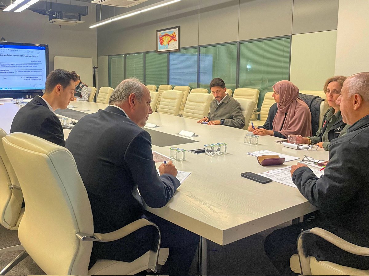 Sayın Valimiz Davut GÜL’ün talimatları doğrultusunda, Vali Yardımcımız Mahmut HERSANLIOĞLU başkanlığında, ilgili şube müdürlerimizin katılımıyla 39 ilçemizde İl Afet Risk Azaltma Planı (İRAP) Değerlendirme Toplantıları gerçekleştirilmeye başlanmıştır. Bu kapsamda İl AFAD