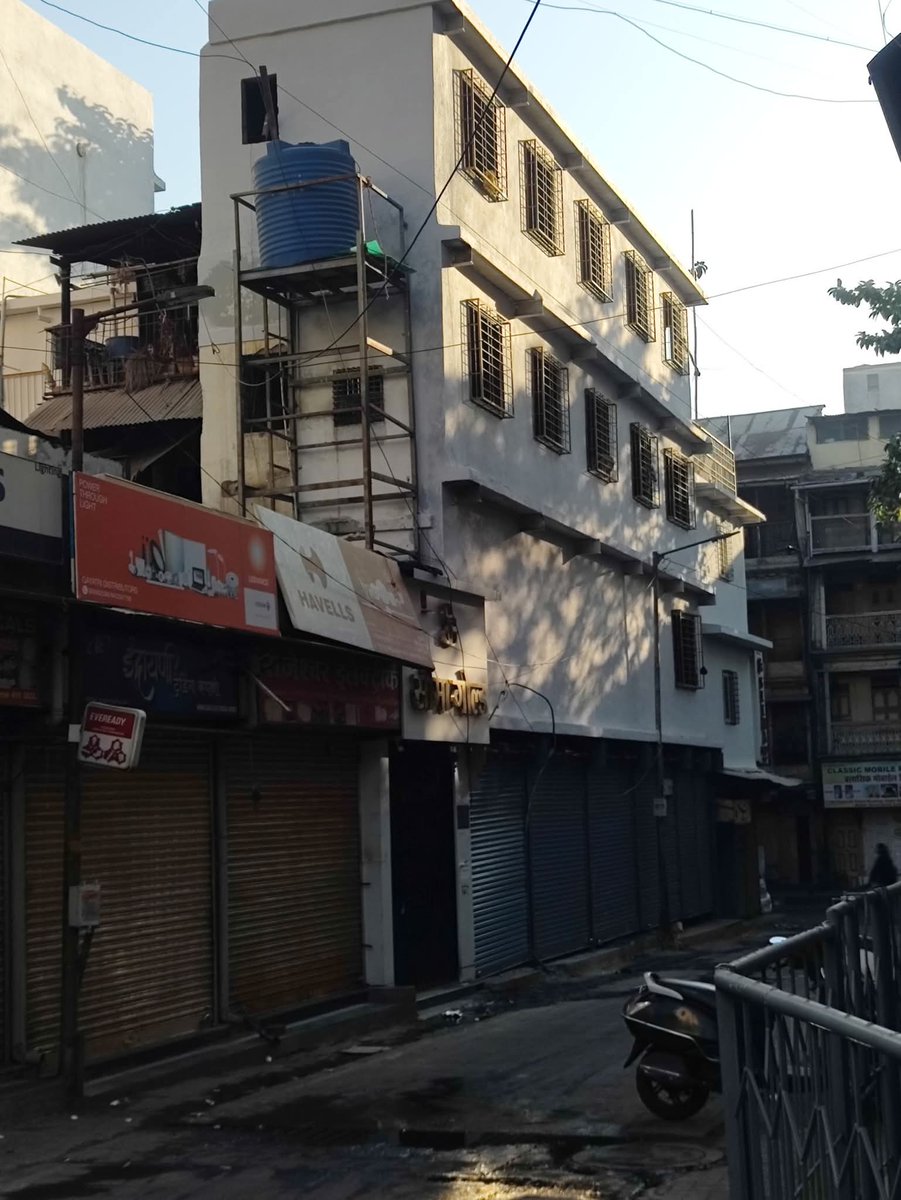 पुण्याचा दंगेखोर वसुलीबाज..

782 बुधवार पेठ, शेठ हिरालाल सराफ प्रशालेच्या जवळ आशा प्रकारच्या अनधिकृत बांधकामांना संरक्षण देणारा दंगेकर सर्व व्यापारांकडून पैसे वसुली करतो. तुम्ही मला हफ्ता द्या तुमचं सरंक्षण मी करतो...

दंगेकरची लायकी ही आहे.. आणि वाद कुणासोबत घालतो..