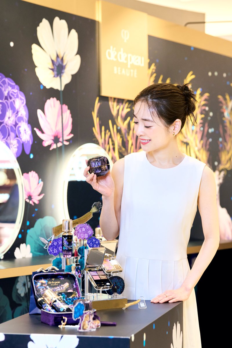 クレドポーボーテ
プードルコンパクトエサンシエルn Amazon.co.jp: クレドポーボーテ 下地 国内正規品 ヴォワール