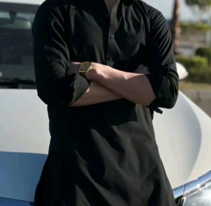 ہمارے پیر میر تقی میر نے کہا تھا کبھی
میاں عاشقی عزت بگاڑ
دیتی ہے

یہ چلتے پھرتے تماشے کی طرح ہوتے ہیں
نئے امیروں کو دولت بگاڑ دیتی ہے

#قومى_زبان