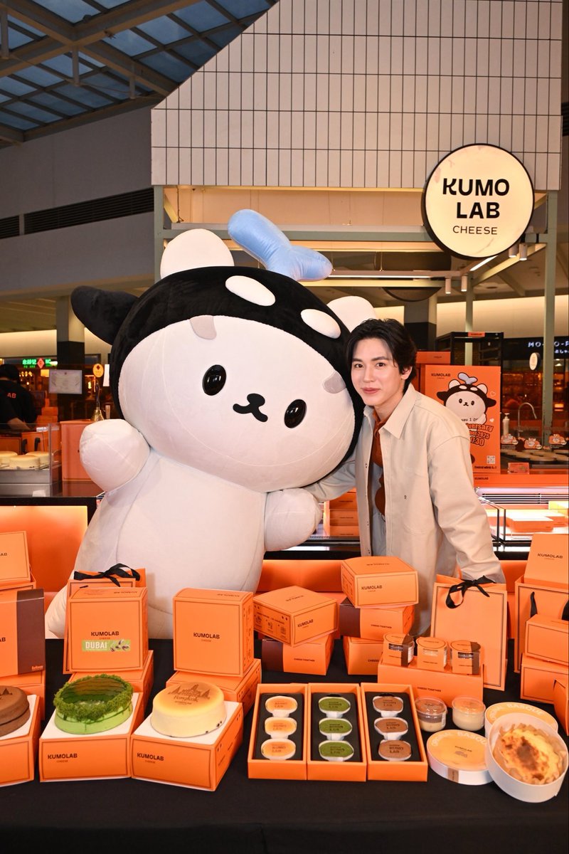 EM_Gossip's tweet photo. ฉลองครบรอบ 1 ปี KUMOLAB ชวนทุกคนมาสัมผัสความอร่อยในแบบ “CHEESS TOGETHER” ✨🧡
#KUMOLABxNewwieePolcasan
#Newwiee #KUMOLAB
#KUMOLABCHEESE #CHESSTOGETHER #KUMOLAB1styearanniversary
KUMOLAB ขอเชิญชวนทุกคนมาร่วมสัมผัสประสบการณ์ “CHEESS TOGETHER” ซึ่งเป็นแนวคิดที่เรามุ่งมั่นในการสร้างสรรค์ชีสเค้กในรูปแบบต่าง ๆ เพื่อให้ทุกคนได้มีส่วนร่วมในการสนุกสนานไปกับการทานชีสเค้กในหลากหลายมิติ โดยร้าน KUMOLAB Flagship Store เปิดให้บริการแล้ววันนี้ ณ ศูนย์การค้าเซ็นทรัลเวิลด์บนชั้น 7 โซน Atrium / เซ็นทรัลลาดพร้าว ชั้น G / เซ็นทรัลเวสต์เกต ชั้น 1 / เดอะมอลงามวงศ์วาน ชั้น G และสามารถติดตามข่าวสารของ KUMOLAB Cheese ได้ที่ช่องทางโซเชียลมีเดีย Instagram: @kumolabcheese / Facebook: KUMOLAB Cheese / Tiktok: KUMOLAB Cheese และ Line OA: @kumolabcheese
📸 : https://t.co/ZdcfYr8CbL
