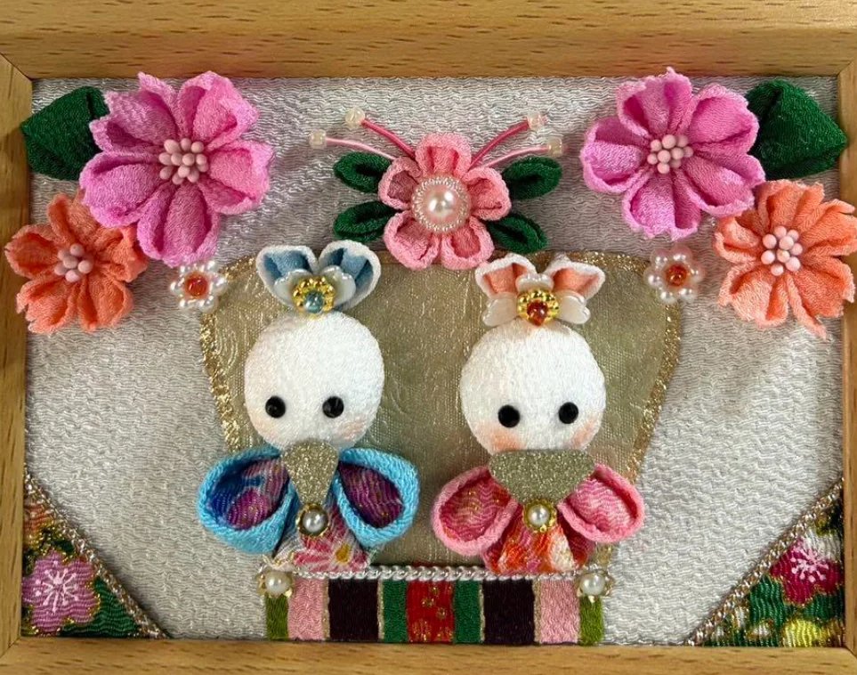 Jensecobsle's tweet photo. 手作りの布花とこよみ人形が織り成す和の世界♡ 繊細な仕上がりと伝統的な装飾が見どころのフレームアート。✨ 手芸の奥深さにハマる#ハンドメイド#かわいい#東京#旅行#伝統工芸 https://t.co/7kHk0kdeE1