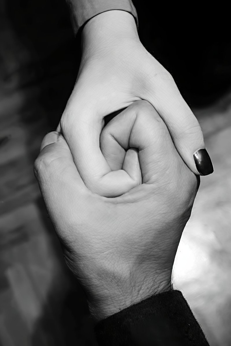 Mi amor...
Tú no eres sólo un amor,
Eres mi historia más 
Hermosa, 
Mi refugio en los días tristes,
Y mi alegría en casa amanecer...