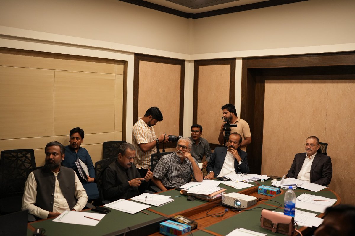 AliPanhwar25512's tweet image. محکمہ اطلاعات سندھ کا کنٹینٹ اینڈ پروڈکشن بورڈ اجلاس، صدارت شرجیل انعام میمن نے کی۔
چار فلمی منصوبے مکمل، نئی فلموں کی نمائش و مارکیٹنگ پر غور۔
“یہ منصوبے صوبے کے مثبت تشخص کو اجاگر کریں گے۔”
#SindhCulture #FilmDevelopment  @sharjeelinam @SyedNasirHShah