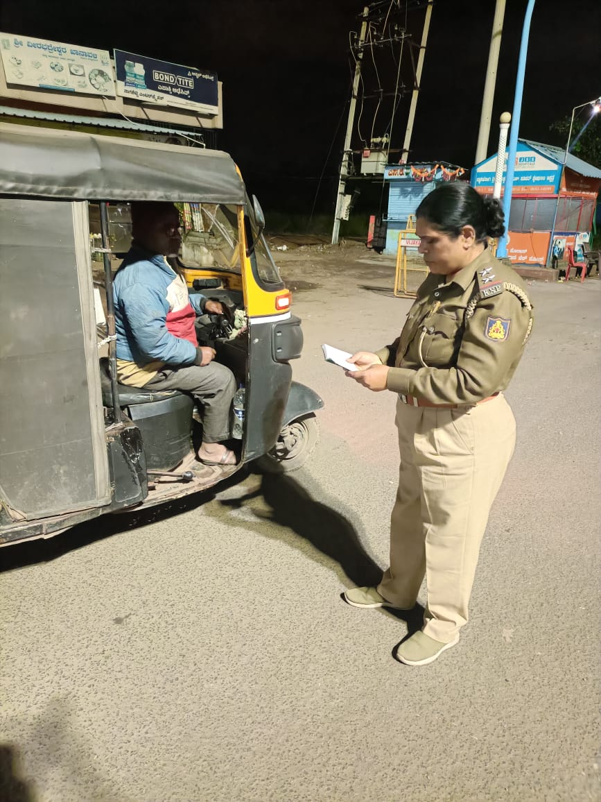 VIJAYAPURPOLICE's tweet image. ದಿನಾಂಕ:23.10.2025 ರಂದು ಗೊಲ್ಗುಮ್ಮಜ್ ಪೊಲೀಸ್ ಠಾಣೆಯ ಅಧಿಕಾರಿ ಮತ್ತು ಸಿಬ್ಬಂದಿಯವರು ಸಿಂದಗಿ ಬೈಪಾಸ್ ನಲ್ಲಿ ನಾಕಾ ಬಂದಿ ಕೈಗೊಂಡು ವಾಹನಗಳನ್ನು ಪರಿಶೀಲನೆ ಮಾಡಲಾಯಿತು.