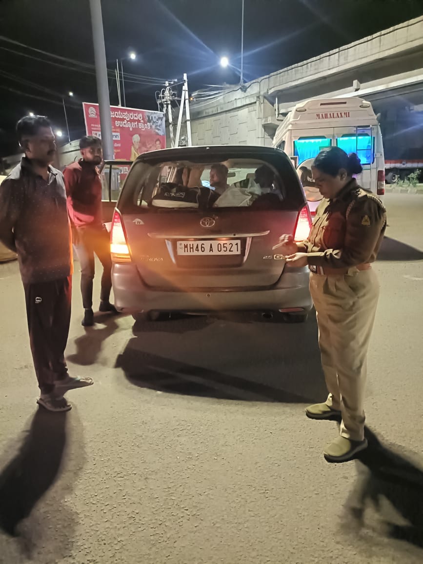 VIJAYAPURPOLICE's tweet image. ದಿನಾಂಕ:23.10.2025 ರಂದು ಗೊಲ್ಗುಮ್ಮಜ್ ಪೊಲೀಸ್ ಠಾಣೆಯ ಅಧಿಕಾರಿ ಮತ್ತು ಸಿಬ್ಬಂದಿಯವರು ಸಿಂದಗಿ ಬೈಪಾಸ್ ನಲ್ಲಿ ನಾಕಾ ಬಂದಿ ಕೈಗೊಂಡು ವಾಹನಗಳನ್ನು ಪರಿಶೀಲನೆ ಮಾಡಲಾಯಿತು.